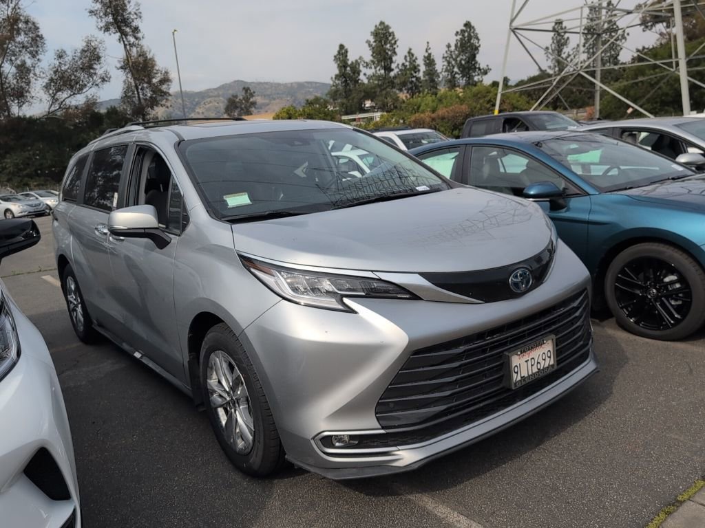 Certified 2024 Toyota Sienna Limited image 2