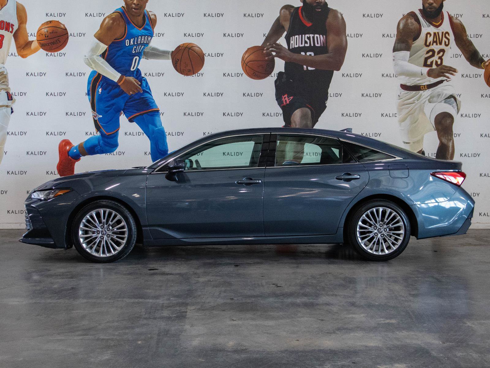 Used 2019 Toyota Avalon Limited image 18