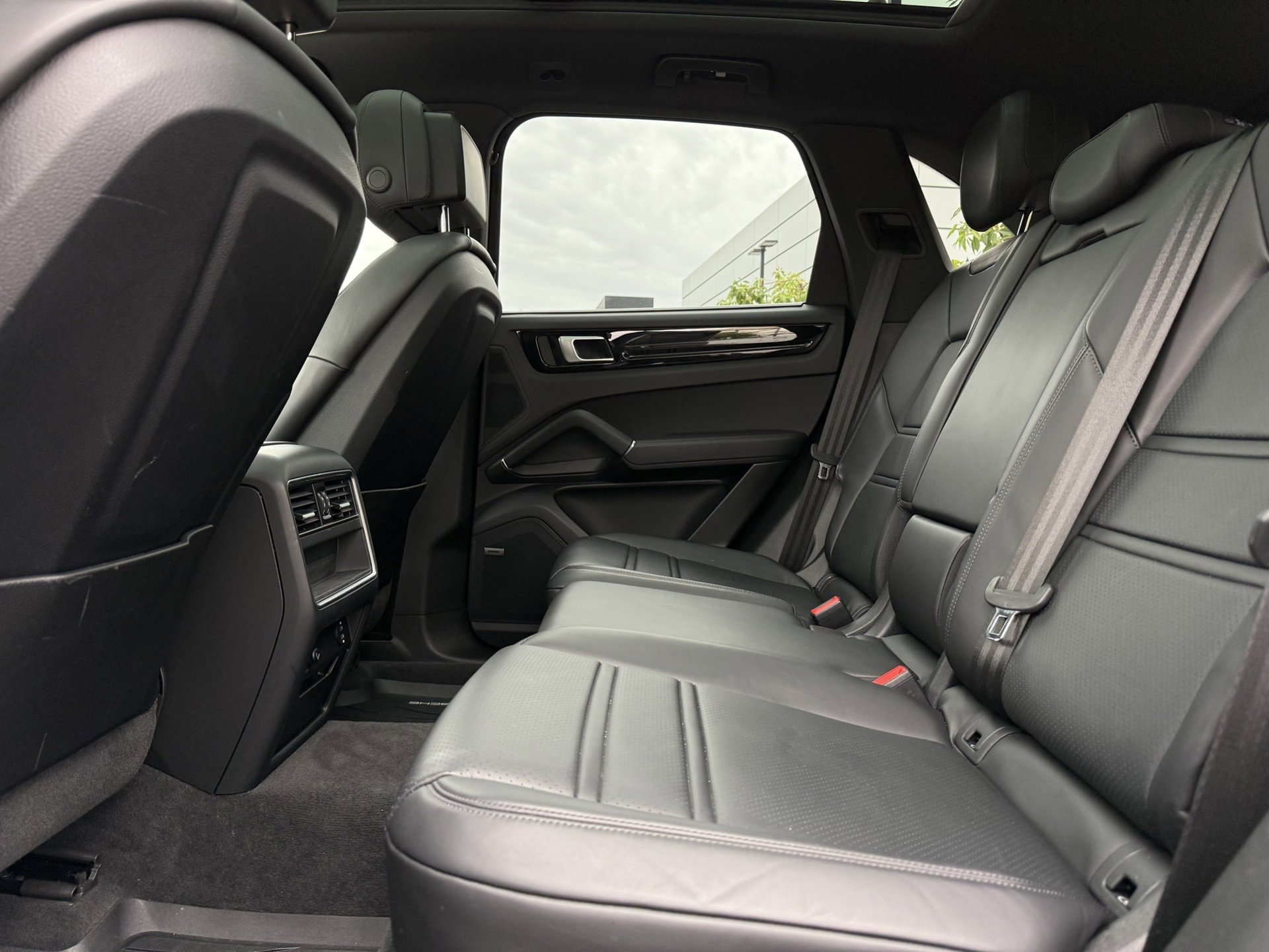 Certified 2022 Porsche Cayenne Platinum Edition image 30