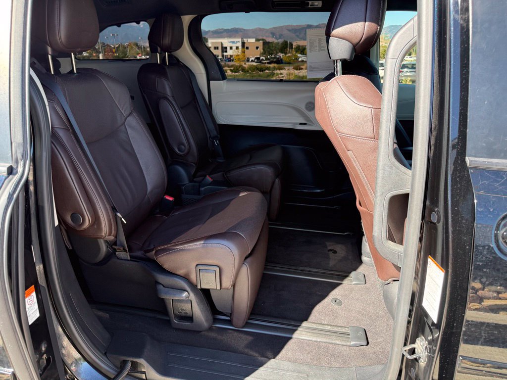 Used 2022 Toyota Sienna Platinum AWD/4WD image 29
