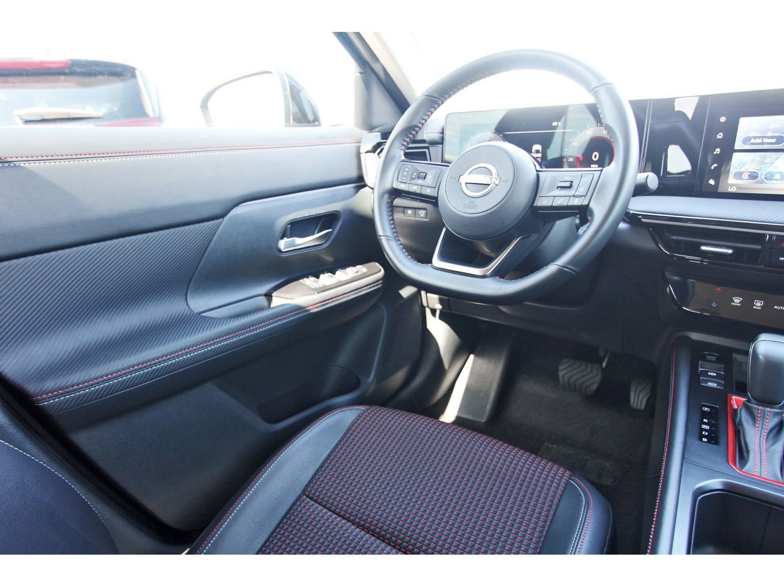 Certified 2025 Nissan Kicks SR FWD image 11