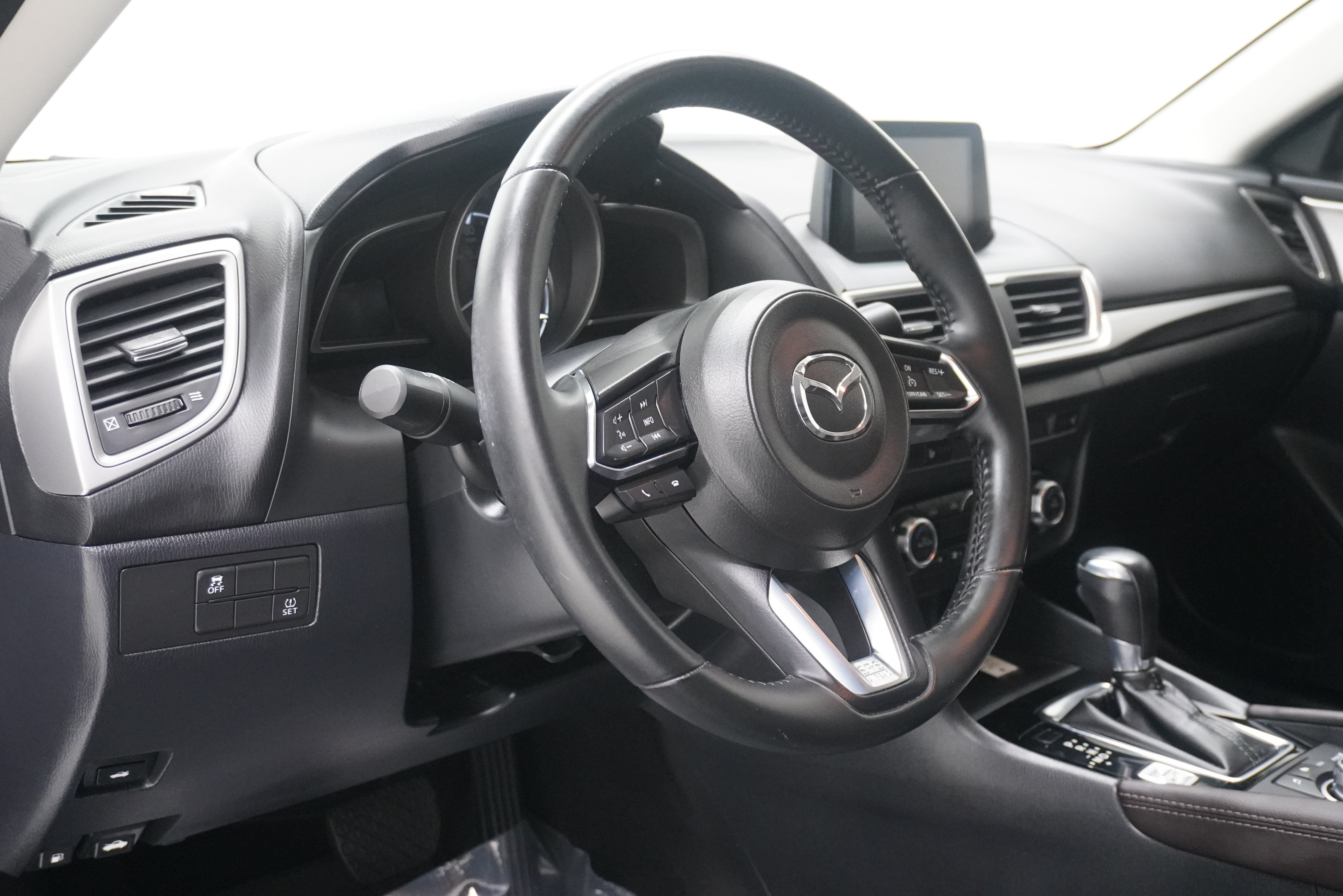Used 2018 MAZDA MAZDA3 Touring FWD image 10