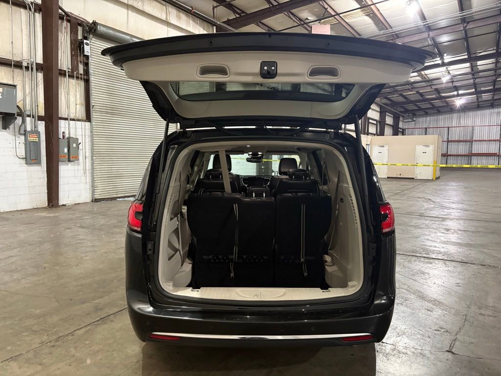 Used 2023 Chrysler Pacifica Touring-L image 13