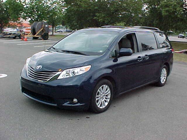 Used 2012 Toyota Sienna XLE FWD image 2