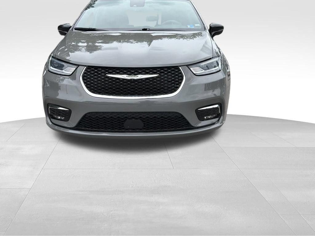 Used 2025 Chrysler Pacifica Select FWD image 3