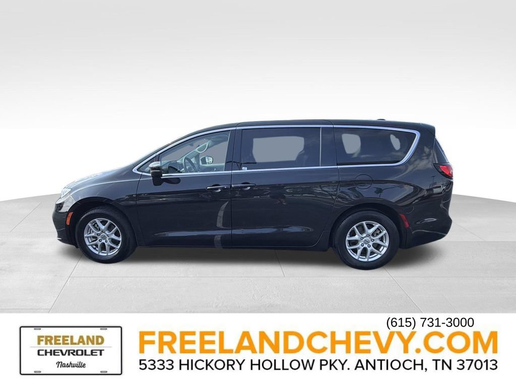 Used 2023 Chrysler Pacifica Touring-L FWD image 6