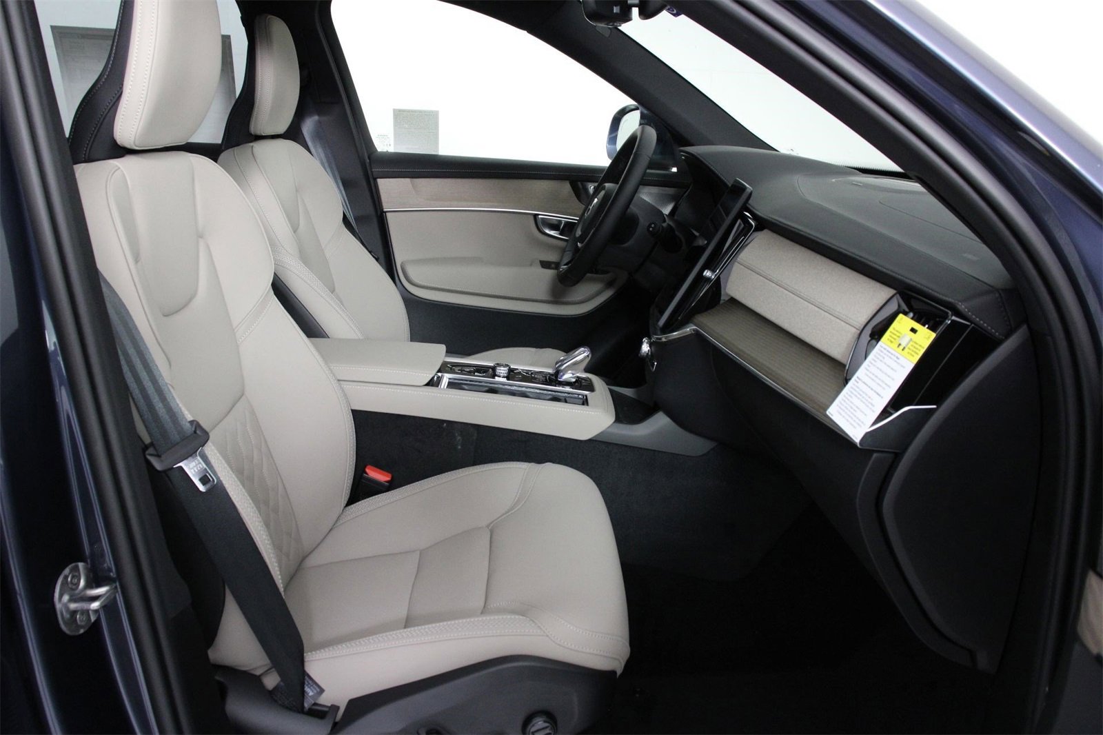 New 2026 Volvo XC90 B6 Plus w/ Protection Package Premier image 10