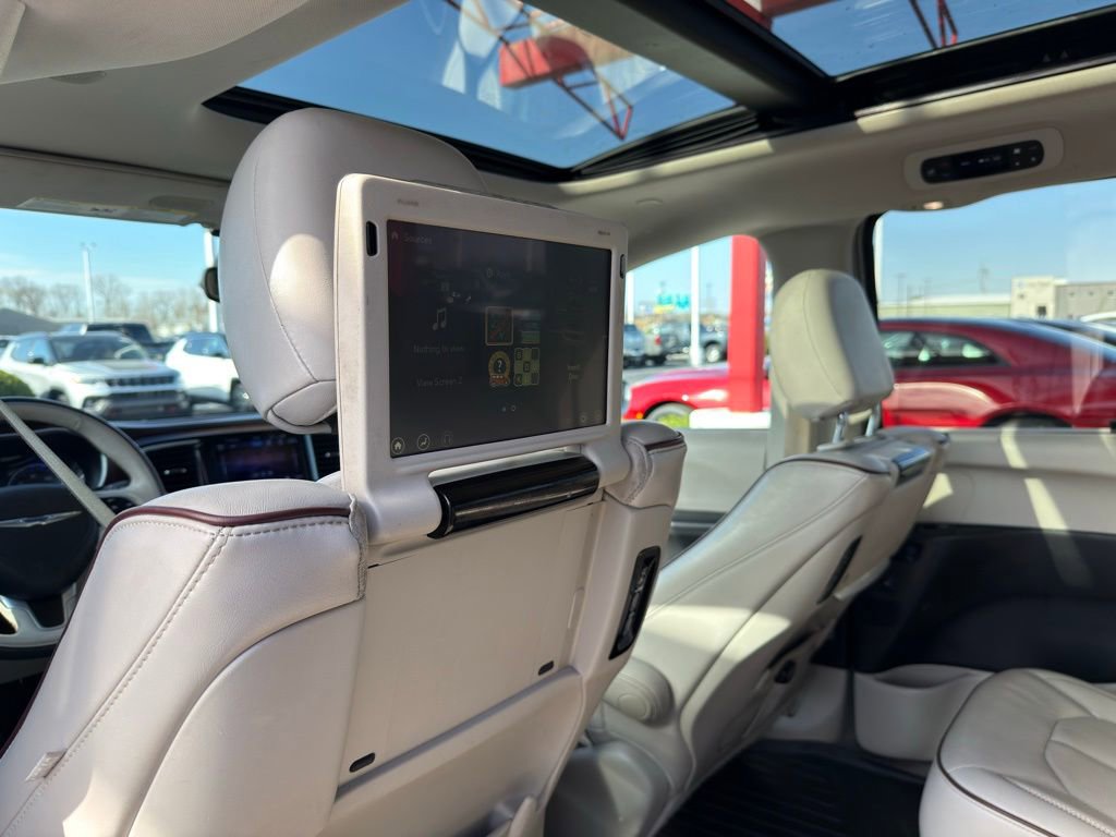 Used 2017 Chrysler Pacifica Limited image 35