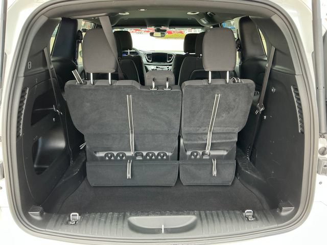 Used 2023 Chrysler Pacifica Touring FWD image 15