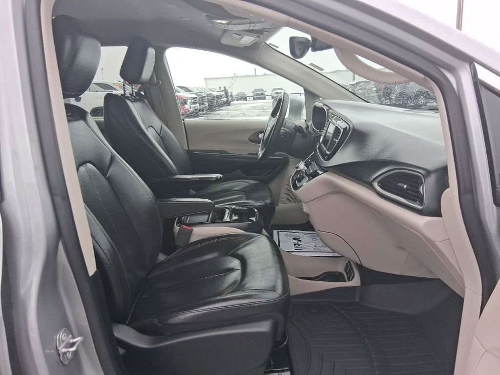 Used 2019 Chrysler Pacifica Touring-L image 17