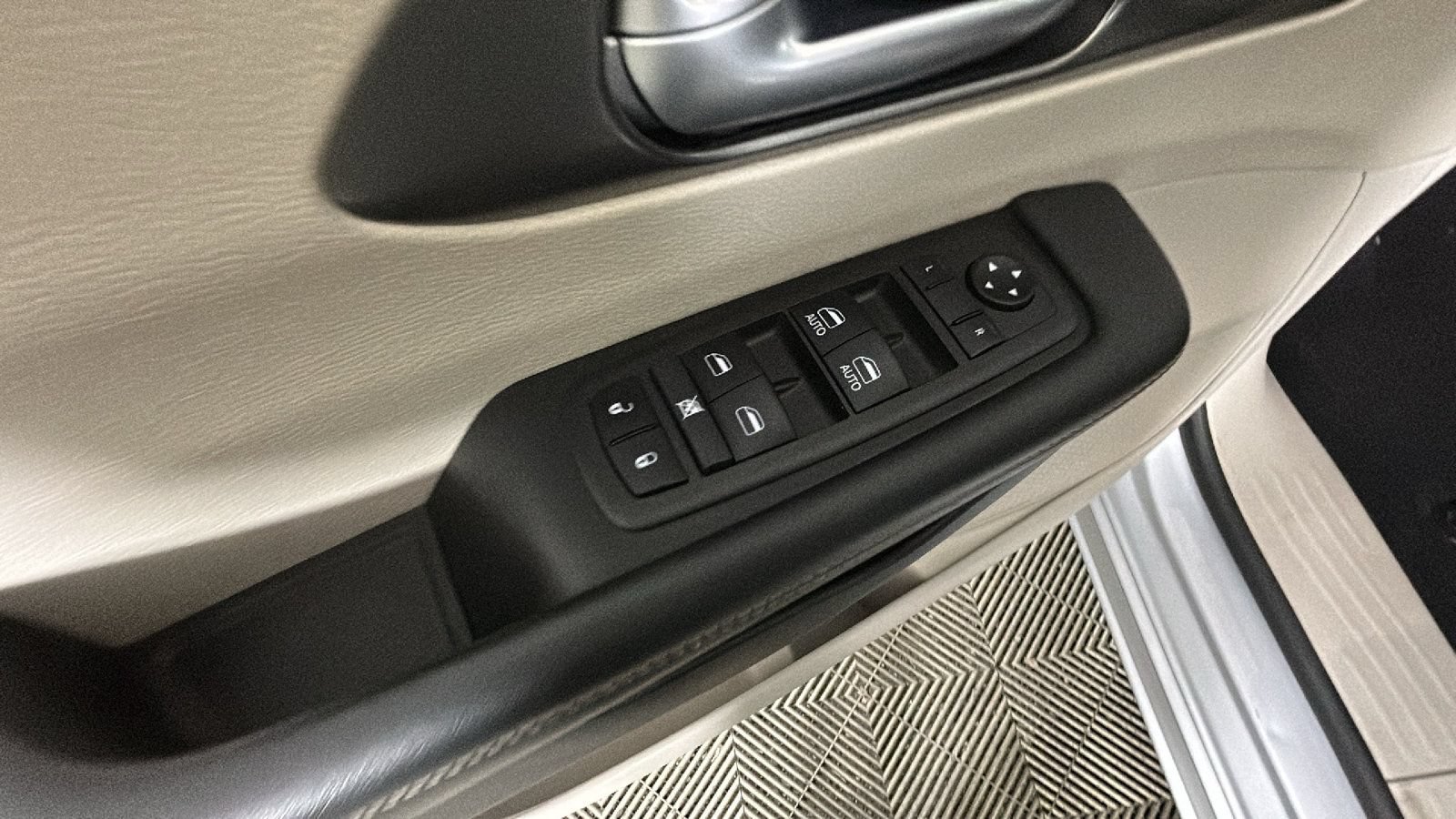 Used 2024 Chrysler Pacifica Limited FWD image 11