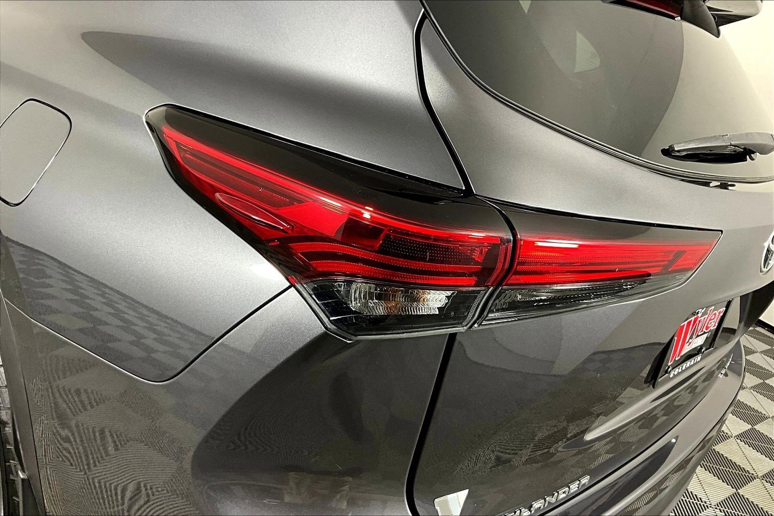 Used 2020 Toyota Highlander XLE image 23