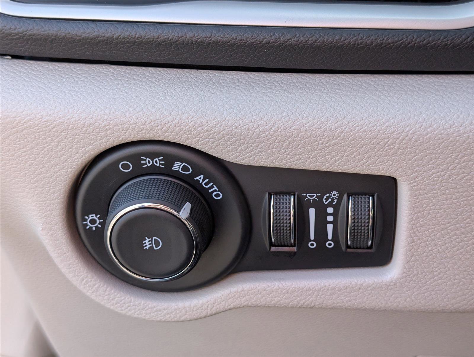 Used 2024 Chrysler Pacifica Touring-L image 21