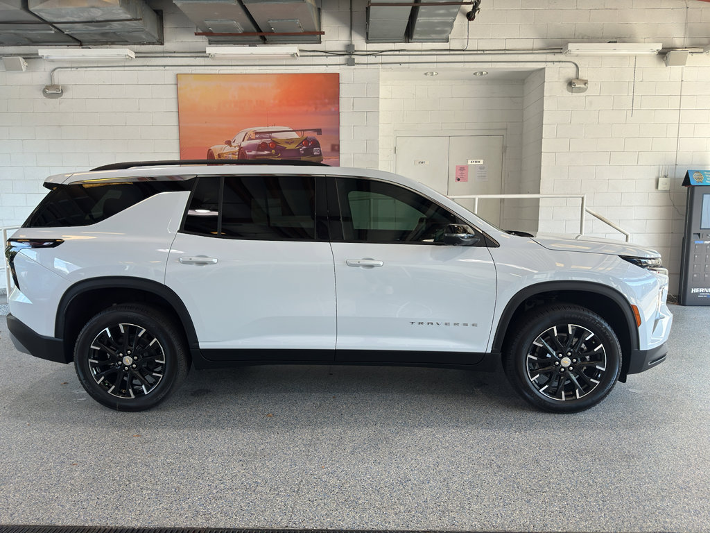 New 2026 Chevrolet Traverse LT image 2