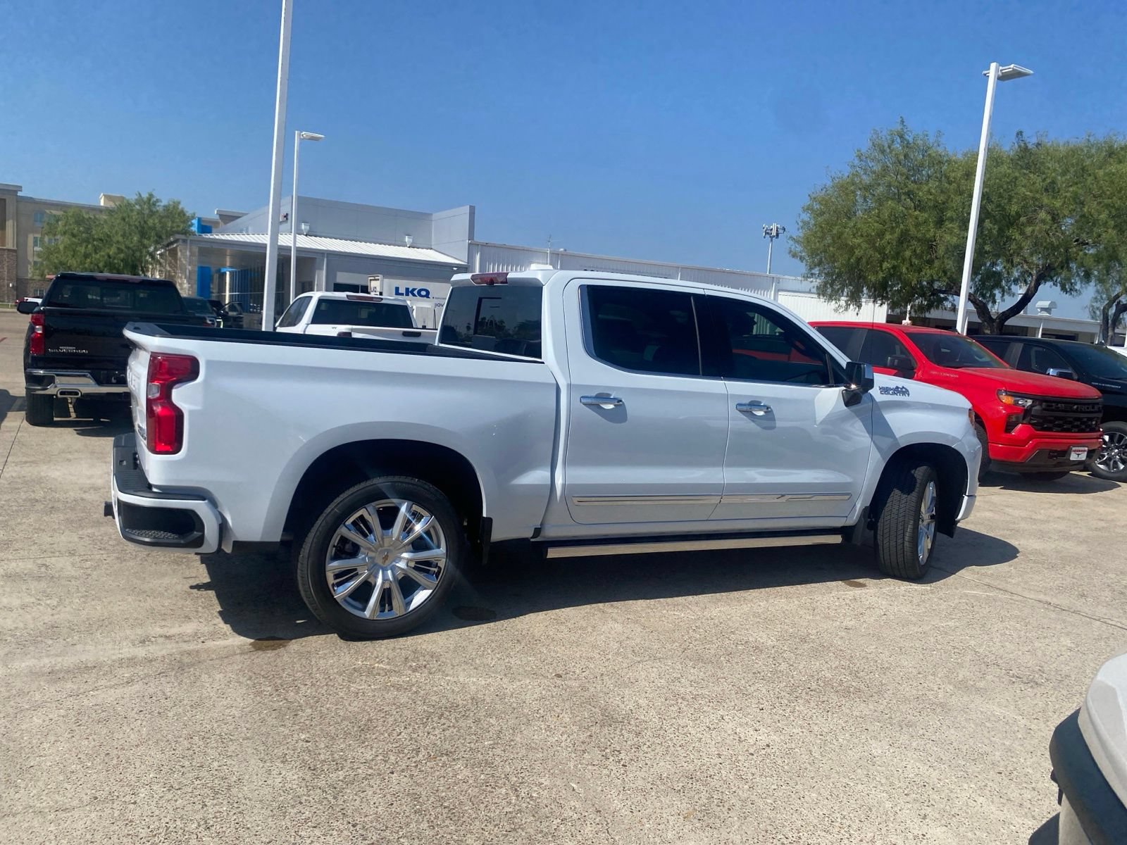 New 2026 Chevrolet Silverado 1500 High Country w/ High Country Premium Package AWD/4WD image 7