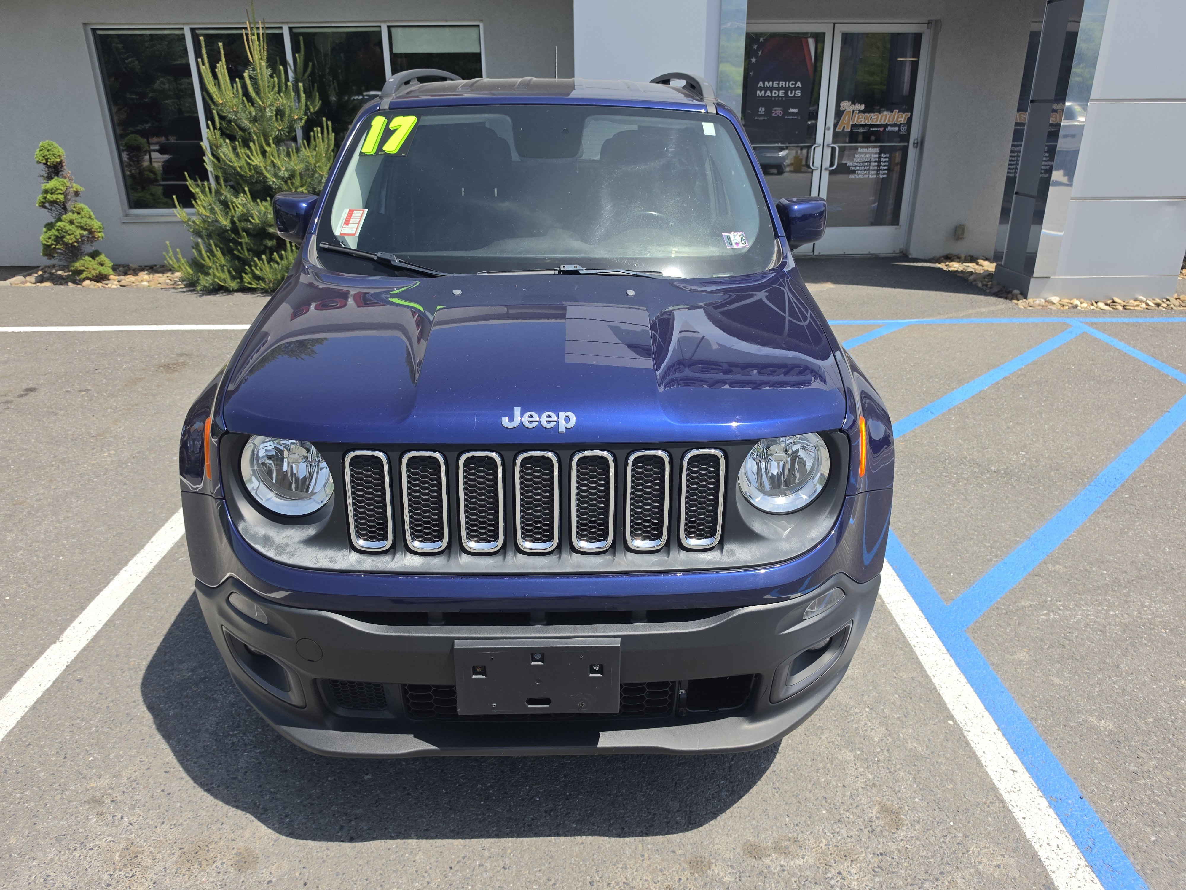 Used 2017 Jeep Renegade Latitude w/ Popular Equipment Group AWD/4WD image 9