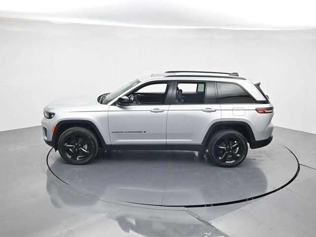 Used 2024 Jeep Grand Cherokee Altitude image 40