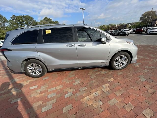 Used 2021 Toyota Sienna Limited image 23