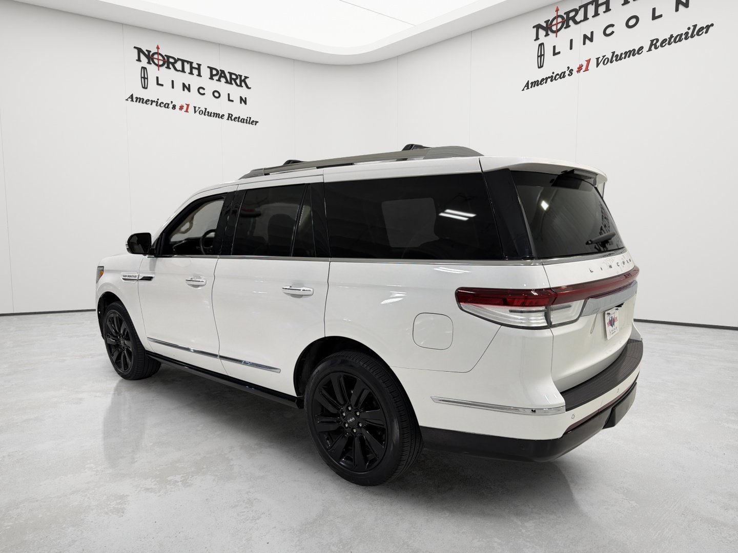Used 2022 Lincoln Navigator Reserve AWD/4WD image 3