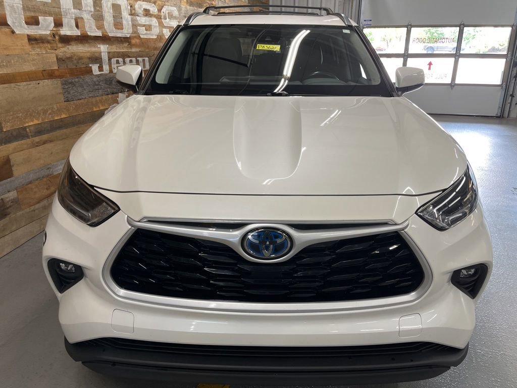 Used 2021 Toyota Highlander XLE AWD/4WD image 6