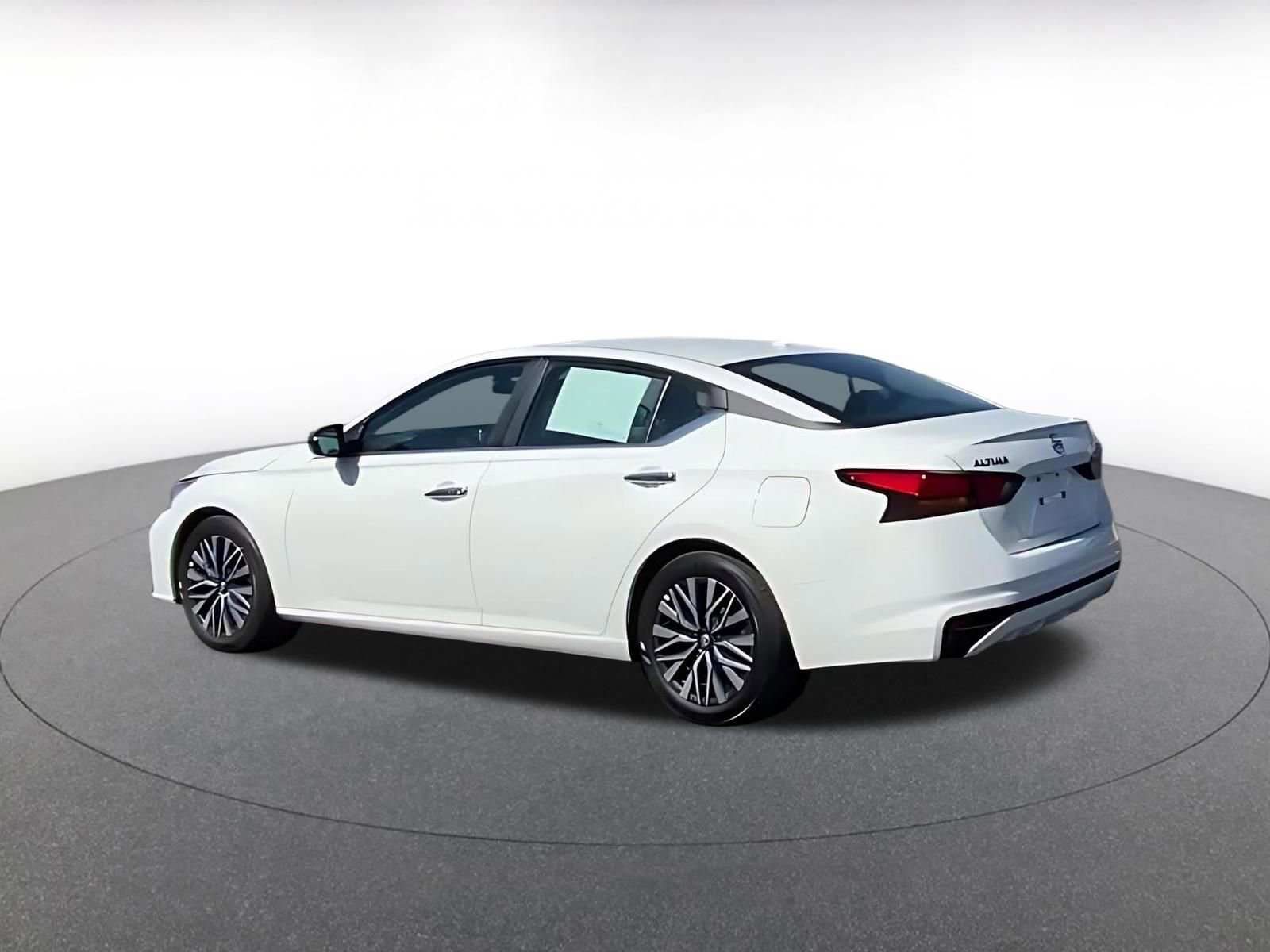 Used 2025 Nissan Altima 2.5 SV FWD image 8
