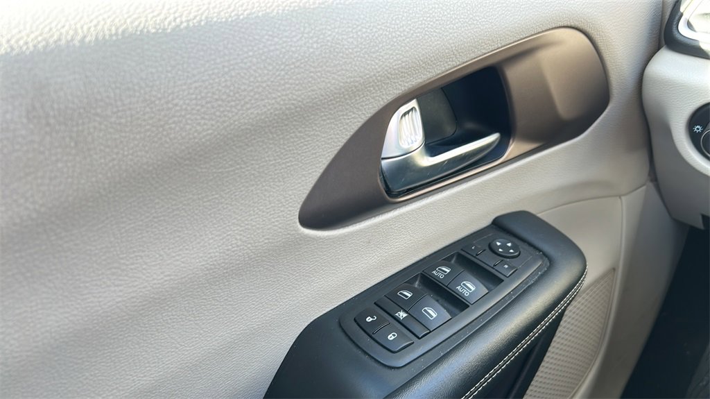 Used 2023 Chrysler Voyager LX image 18
