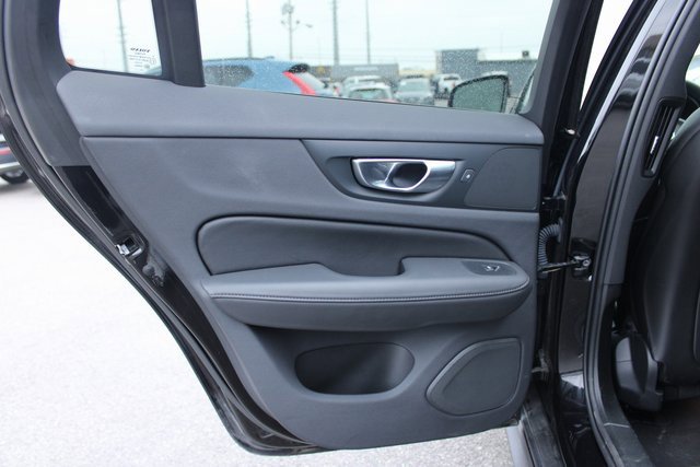 Used 2025 Volvo V60 B5 Cross Country Plus image 32