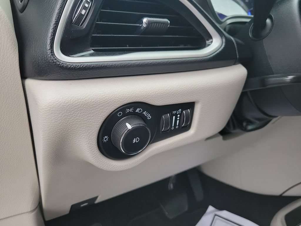 Used 2022 Chrysler Pacifica Touring-L FWD image 20