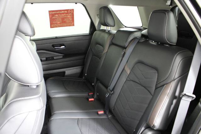 Certified 2025 Nissan Pathfinder Platinum w/ Black Appearance Package FWD image 22