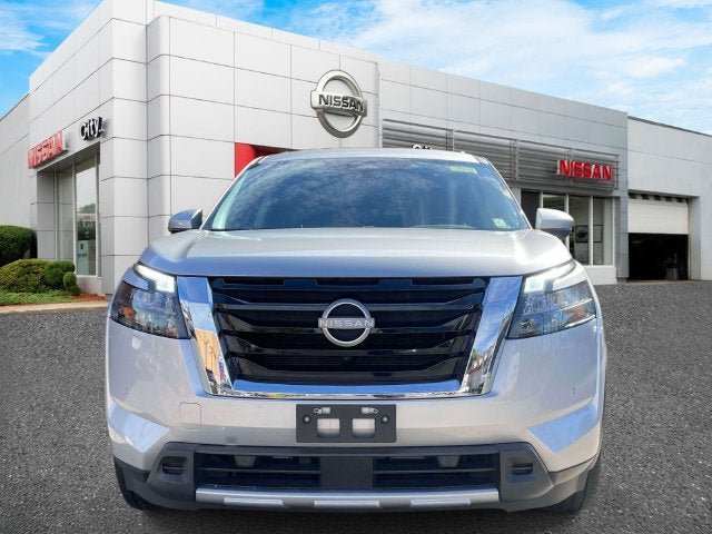 Used 2025 Nissan Pathfinder SL AWD/4WD image 2