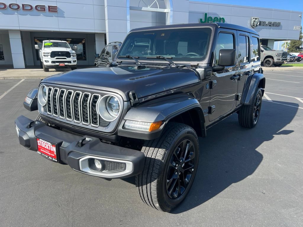 Used 2025 Jeep Wrangler Unlimited Sahara w/ Safety Group AWD/4WD image 4