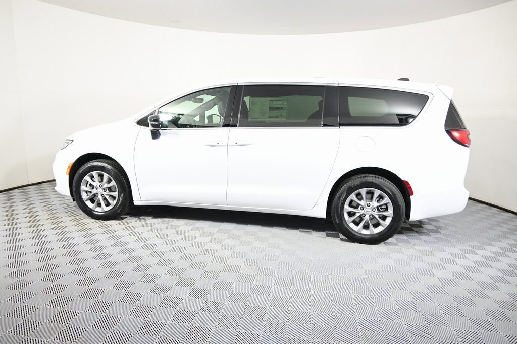 New 2026 Chrysler Pacifica Select image 3