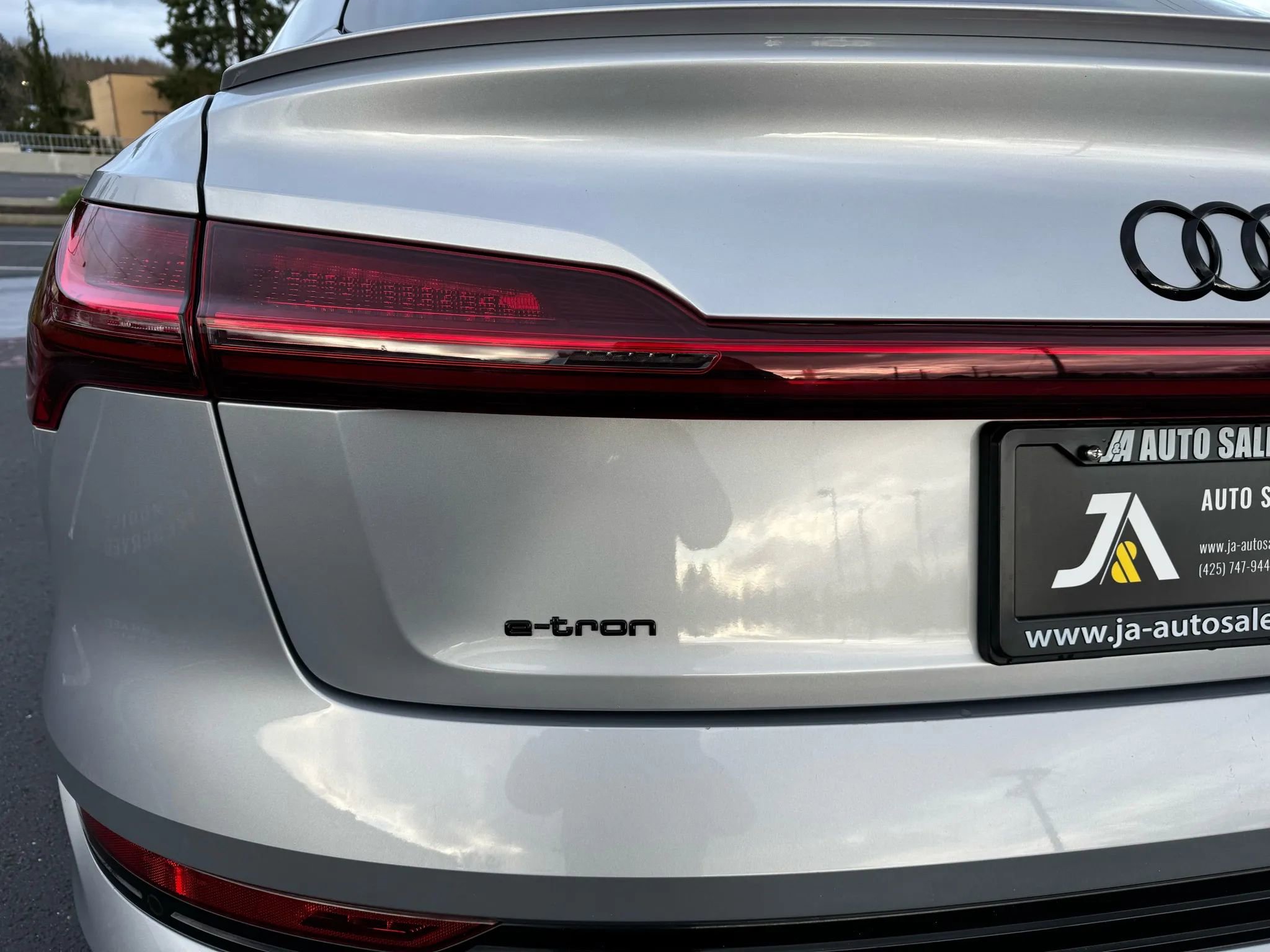 Used 2022 Audi e-tron Premium Plus w/ Premium Plus Package image 15