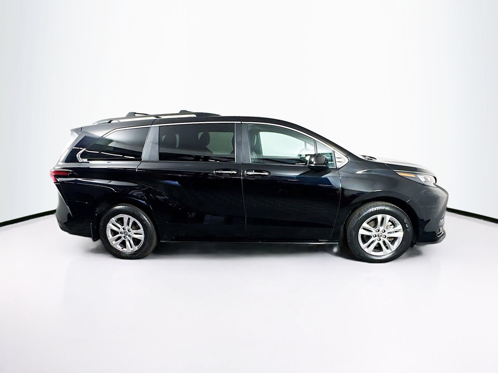 Certified 2022 Toyota Sienna XLE Woodland Edition AWD/4WD image 8