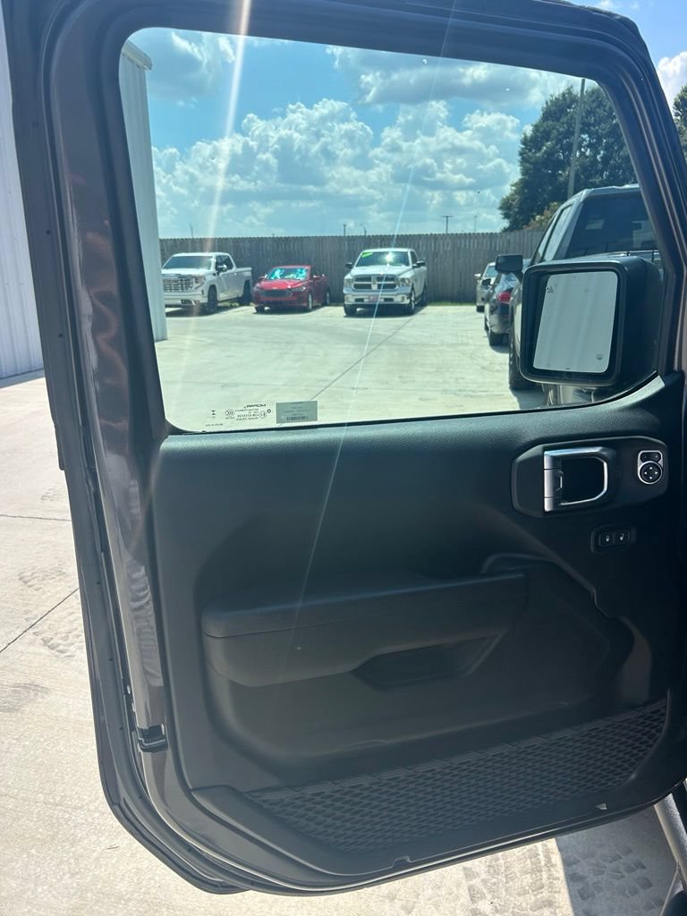 Used 2023 Jeep Gladiator Sport AWD/4WD image 11