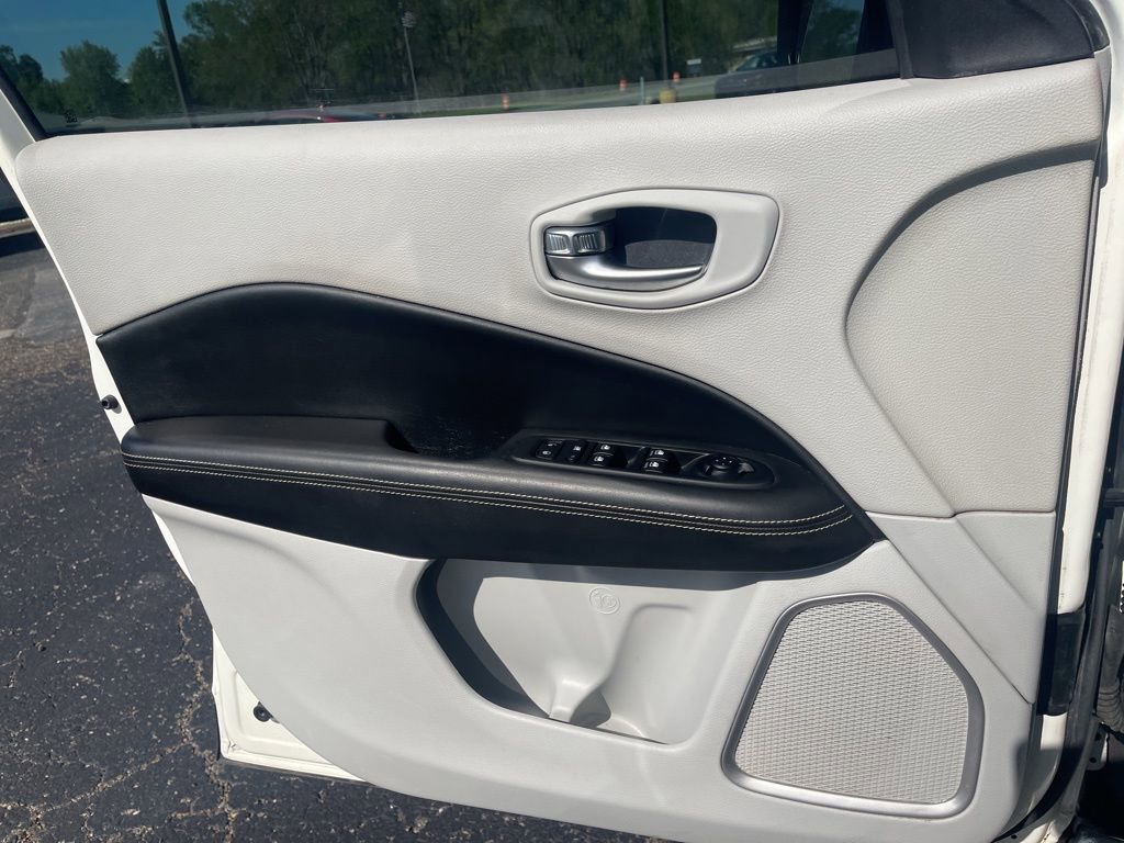 Used 2018 Jeep Compass Latitude image 34