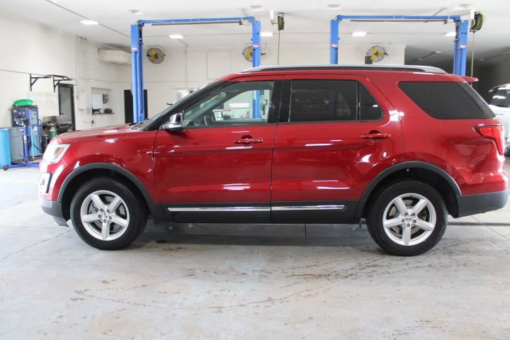 Used 2017 Ford Explorer XLT w/ Equipment Group 202A AWD/4WD image 6