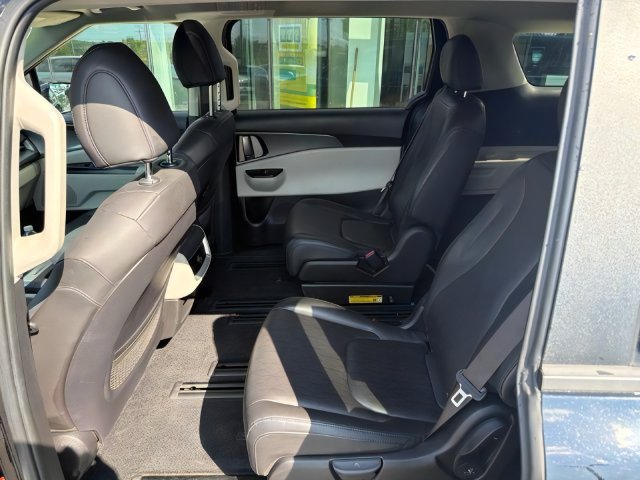 Certified 2024 Kia Carnival LX FWD image 17