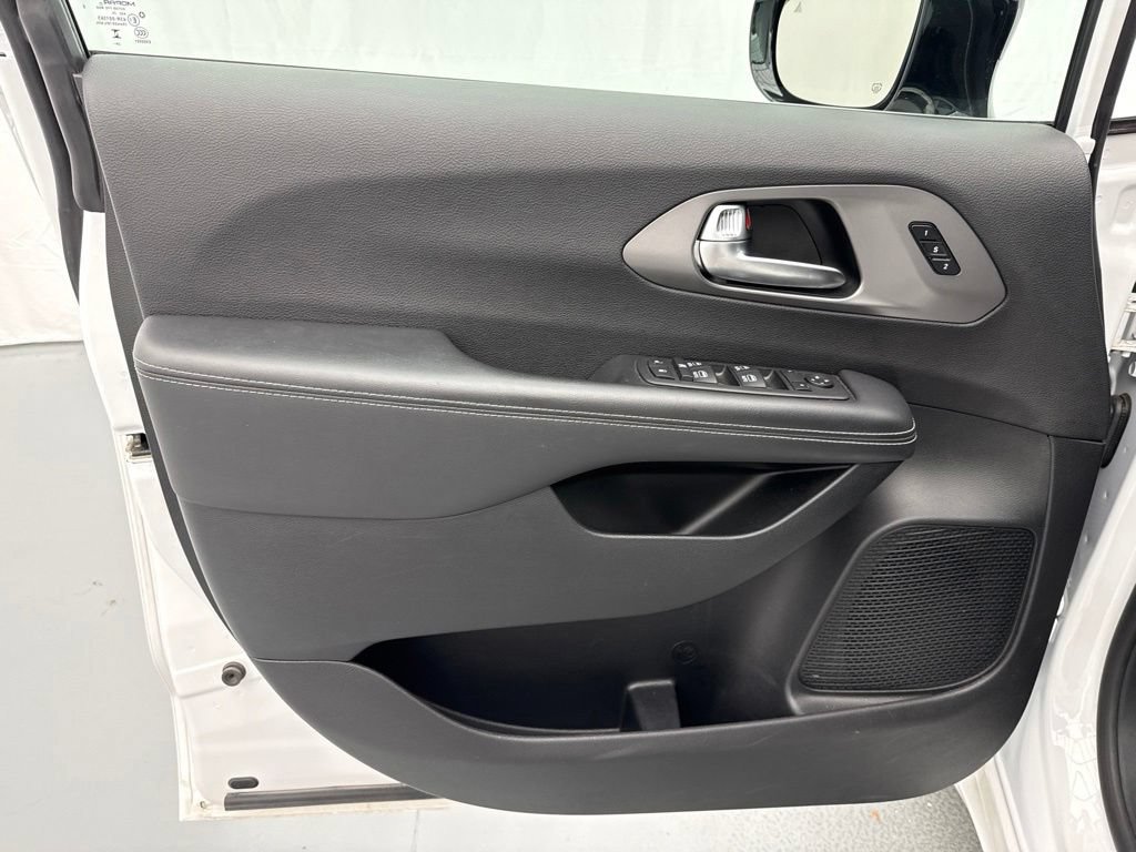 Used 2025 Chrysler Pacifica Select FWD image 19
