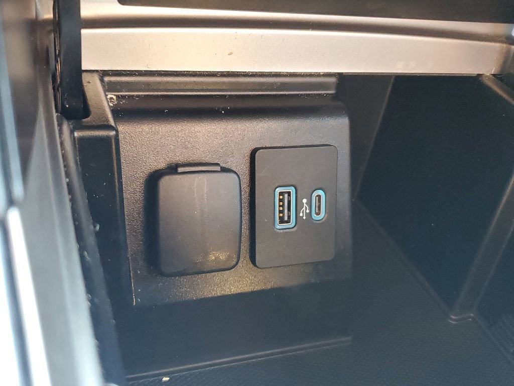 Used 2020 Ford Explorer XLT w/ Equipment Group 202A AWD/4WD image 30