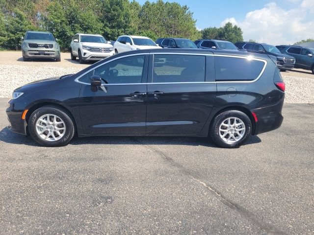 Used 2023 Chrysler Pacifica Touring FWD image 9