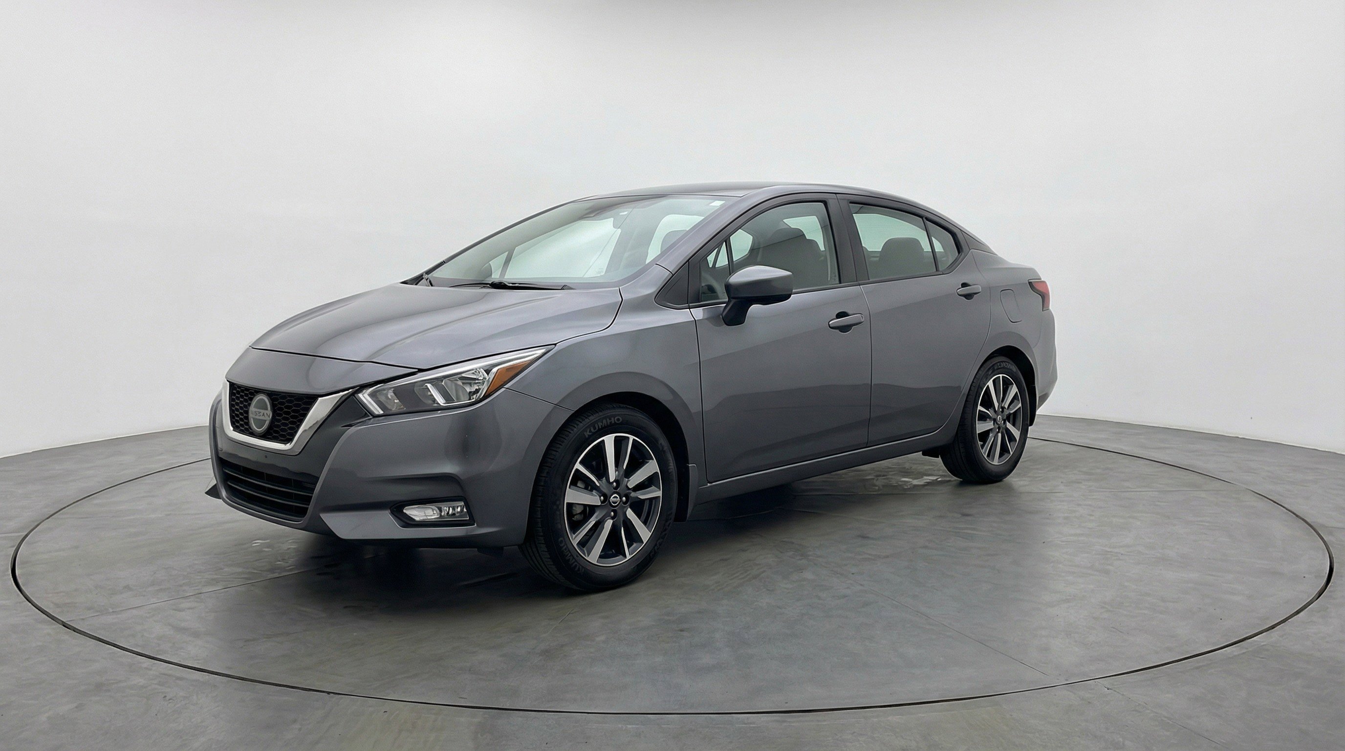 Used 2025 Nissan Versa SV image 3