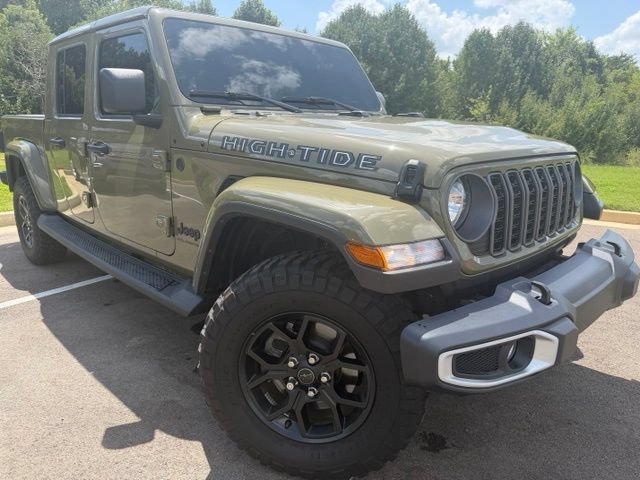 Used 2025 Jeep Gladiator Sport AWD/4WD image 2