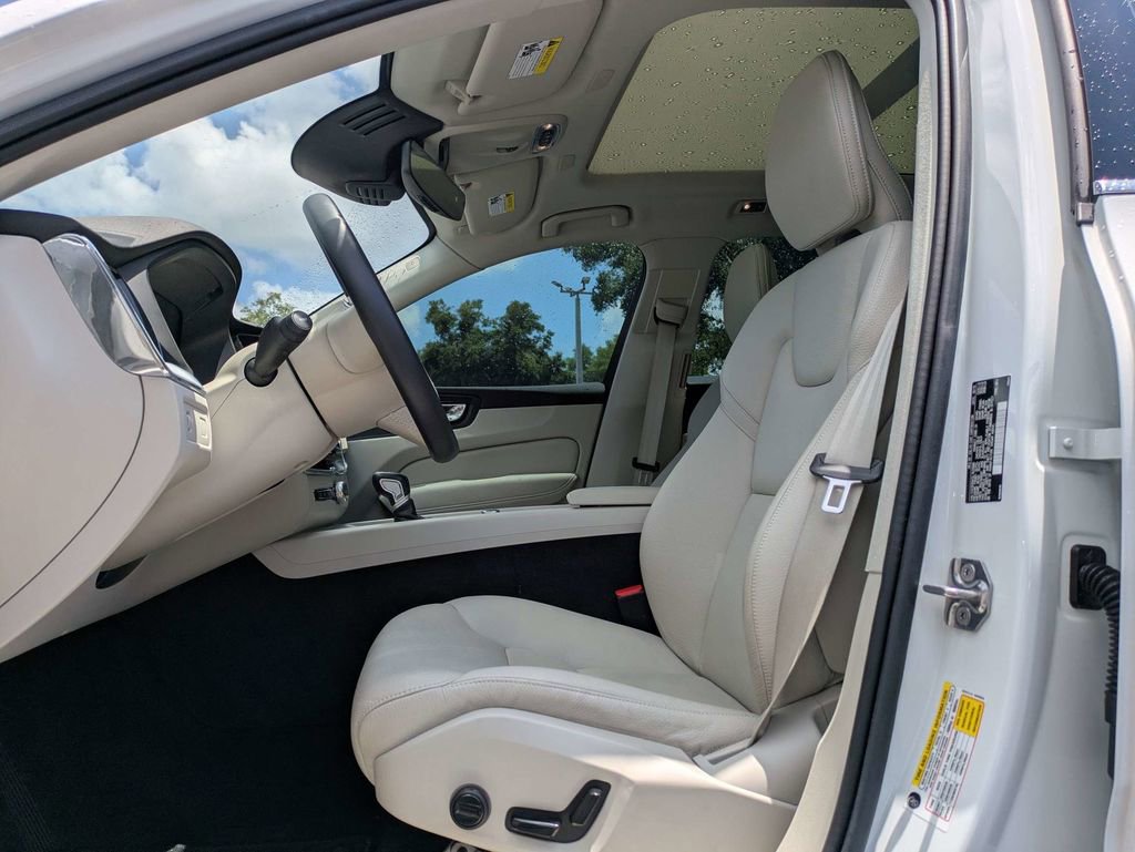 Used 2020 Volvo XC60 T5 Momentum FWD image 2