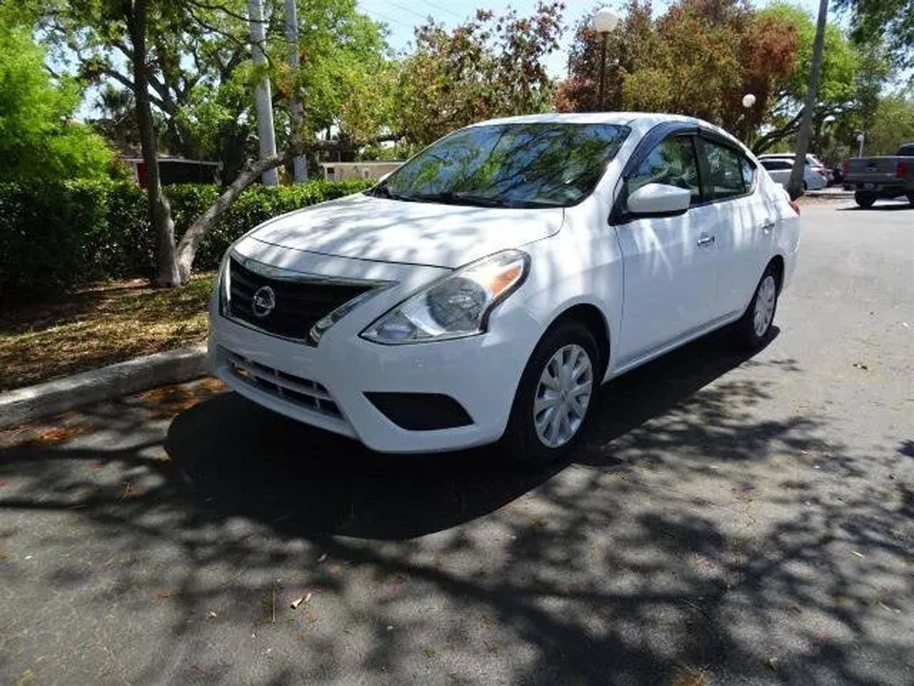 Used 2018 Nissan Versa SV image 2