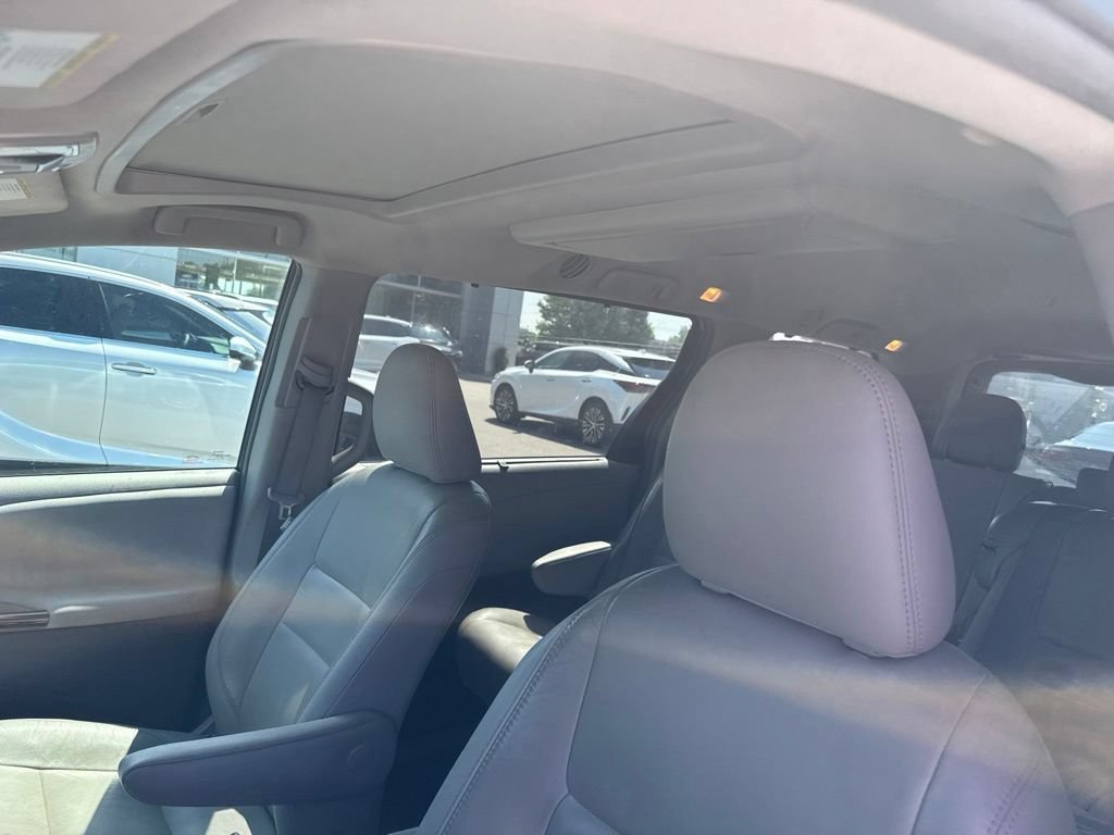 Used 2015 Toyota Sienna XLE Premium FWD image 29