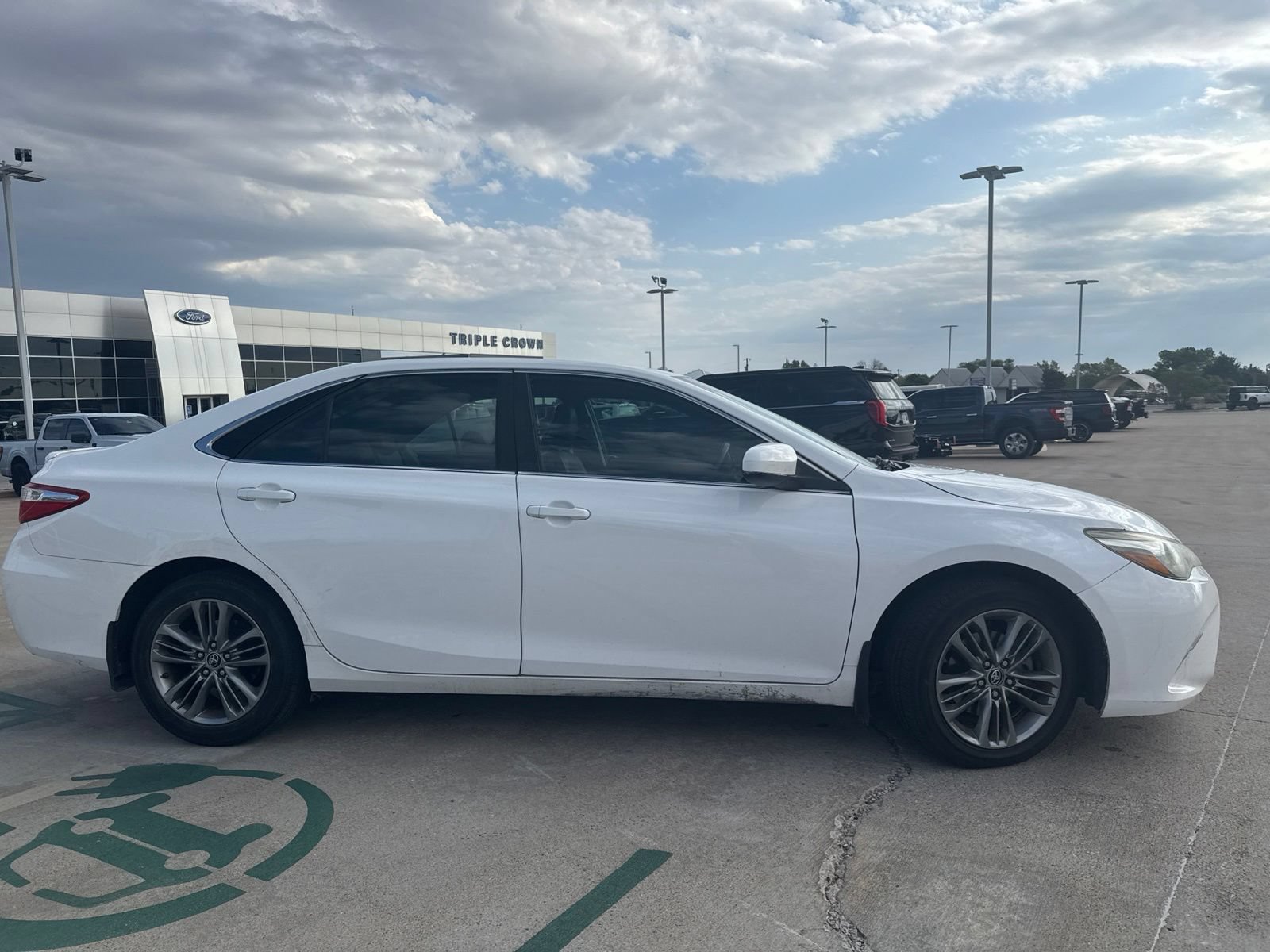 Used 2015 Toyota Camry SE w/ Moonroof Package FWD image 2