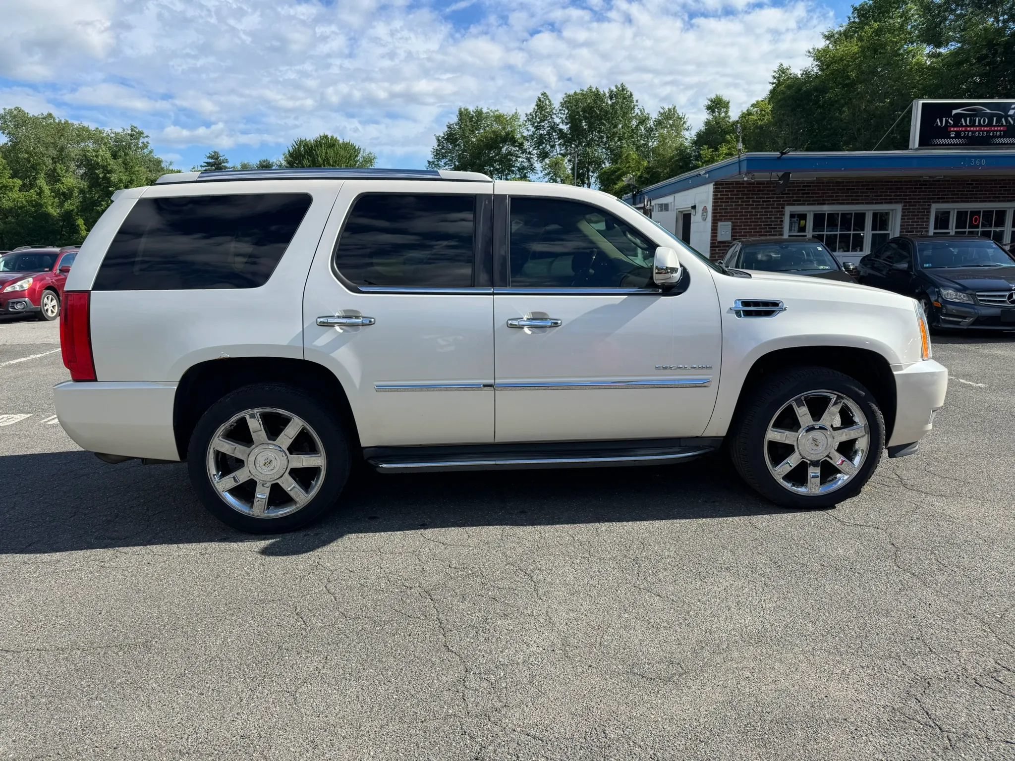 Used 2011 Cadillac Escalade Luxury AWD/4WD image 2