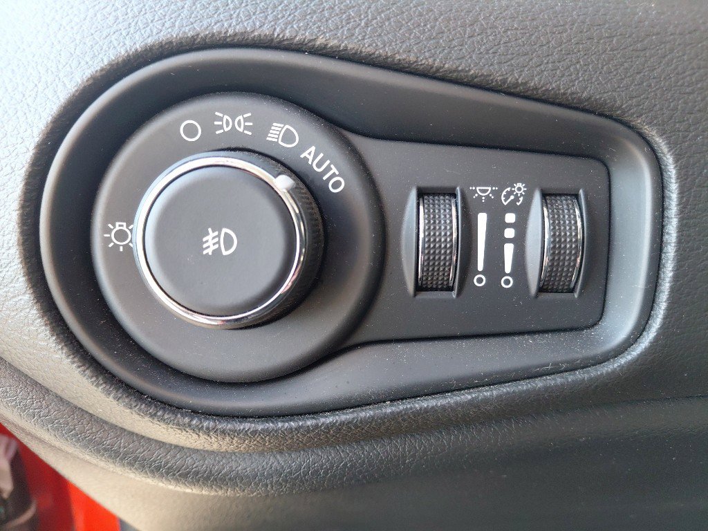 Used 2016 Jeep Renegade Trailhawk w/ Cold Weather Group AWD/4WD image 17