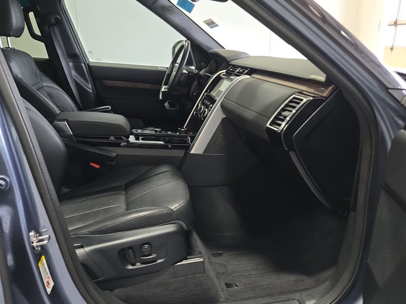 Used 2020 Land Rover Discovery HSE image 7